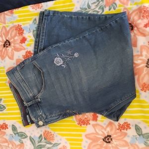 Lee Total Freedom Light Wash Embroidered Capris